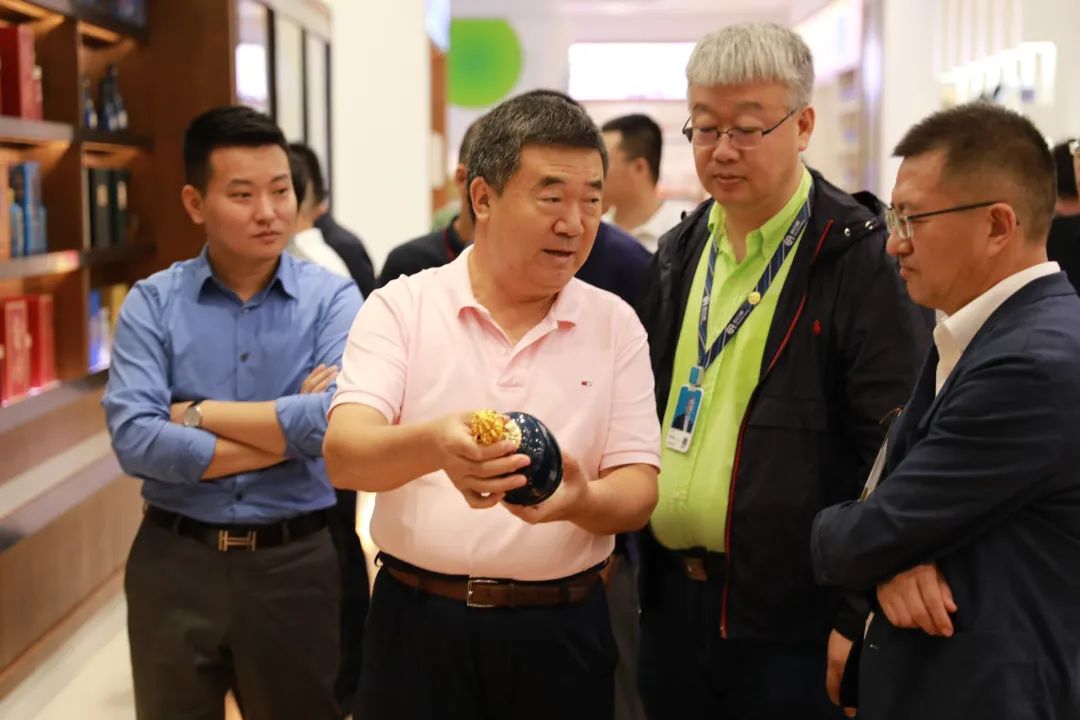 汾酒访问团一行到访澳门新葡萄新京8883，探索清香型白酒发展新风向